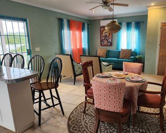 Downstairs apartment near Sandals, restaurants, bars and beaches - Rokers Point Settlement - Comedor