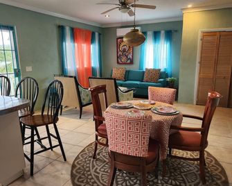 Downstairs apartment near Sandals, restaurants, bars and beaches - Rokers Point Settlement - חדר אוכל