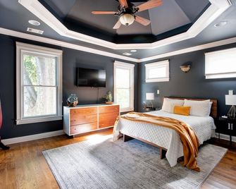 Silver Stallion by Minty Living - Atlanta - Bedroom