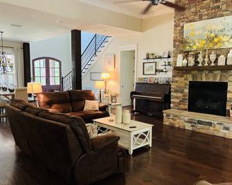 Spacious 6 Bedroom - 5 miles to Miss State - Home Away From Home! - Starkville - Wohnzimmer