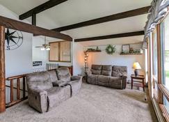 New!! Cozy 5-Bedroom Home | Lake Mcconaughy | Ne - Ogallala - Living room