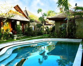 Geringsing Bungalow - Manggis - Piscina