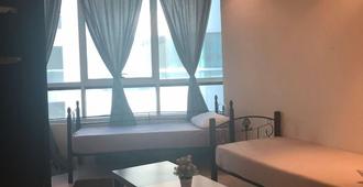 2 bedroom apt for sharing with me and other guests - Dubai - Bedroom