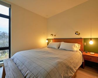Tradstuga: low impact luxurious lakeside logi - North Hero - Bedroom