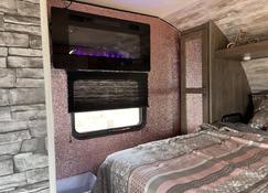 1 Bedroom Camper For Peaceful Getaway - Collinsville - Sypialnia