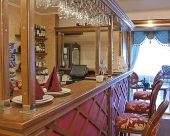 Metelitsa Hotel - 蘇爾古特 - 櫃檯