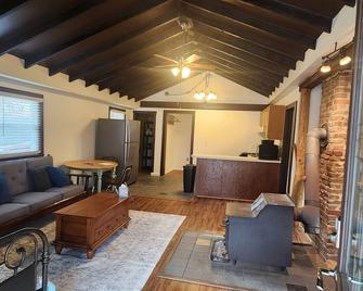 Mountain Laurel Cabin at Hunting Creek Hideaway - Thurmont - Living room
