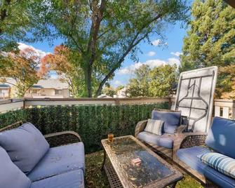 Perfect 2 bedroom 2 bath condo with a pool and gym - Sacramento - Patio