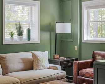 Tucked Inn: Lower Unit - Nellysford - Living room
