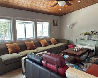Cozy Private Waterfront Cottage at Lake Simcoe - Beaverton - Living room