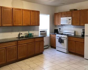 Large and private apartment can sleep up to 8 people comfortably with direct NYC Manhattan train only 5 minute walk away - Elizabeth - Kuchnia