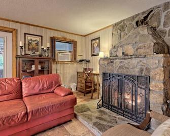 Bills Bungalow on Lake Burton with Top Dock and Patio - Clayton - Living room