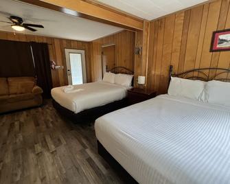 Budget friendly queen studio with full kitchen, two queen beds and sleeper sofa Hotel Room - Mount Ida - Habitación