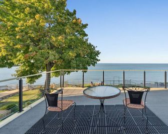 Charming Lakefront home with incredible views on Lake Erie, Lorain OH - Lorain - Balcón