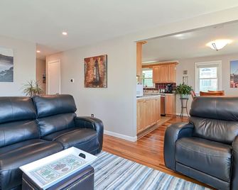 Ryal Side Hideaway: Beverly Charm - Beverly - Living room