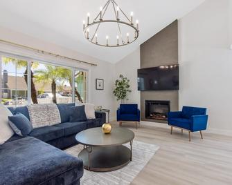 Designer 4 Bed 2 Bath Private Pool & Spa Home Arcade Gaming Getaway - Santa Clarita - Living room