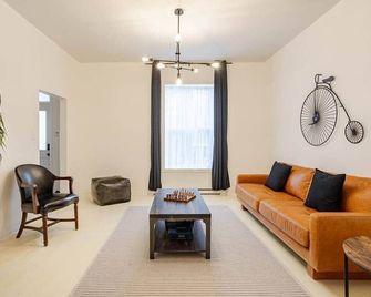 Luxury Heritage Home with Hot Tub | 35 min to Montreal - Saint Jean - Salon