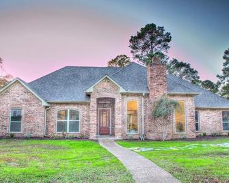 Luxury-Toxic Free Amenities, 4 BD 2 BA, Sleeps 11, Pleasant Grove, fenced yard - Texarkana - Building