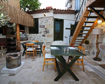 Homeros Butik Otel - Dikili - Patio