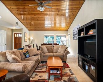 Family Getaway! Walking distance to the lake and close to Yosemite! - Groveland - Wohnzimmer