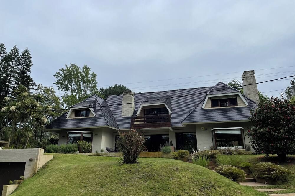 Family house in a residential area, close to everything in Punta del Este. - Punta del Este - Building