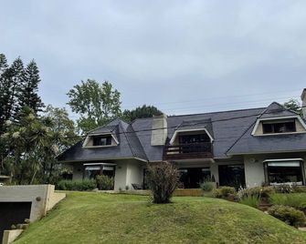Family house in a residential area, close to everything in Punta del Este. - Punta del Este - Building