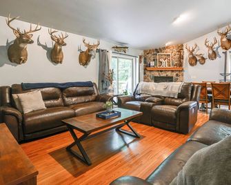 Cozy Northwoods Cabin: Hot Tub, Fire Pit & Trails - Wisconsin Dells - Living room