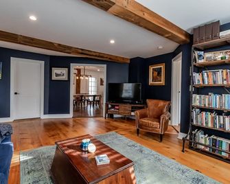 The Old Bell Tavern - Luxury Meets History - New Gloucester - Living room