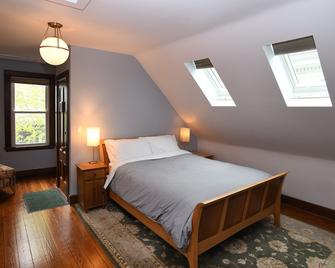 Skylit Suite in Musical home - Boston - Bedroom