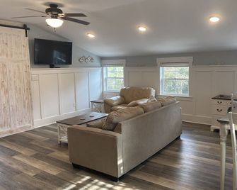 4-minute walk to beautiful Emerald Isle beach access. - Emerald Isle - Sala de estar