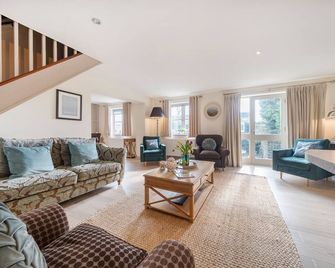 2 Railway Cottages - sleeps 6 guests in 3 bedrooms - Burnham Market - Living room