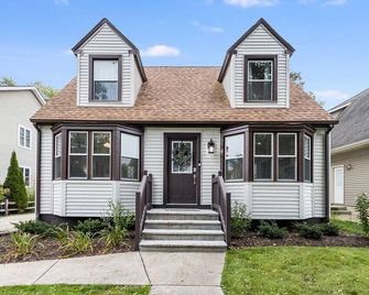 Spacious 2082 sq ft Home & 1 Mile Walk 2Town/River - Geneva - Building