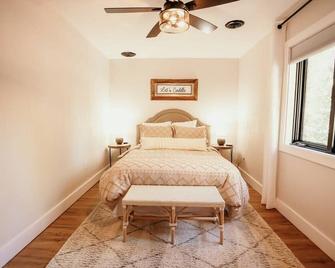 Adorable 2 bedroom place with private back patio - Clare - Habitación