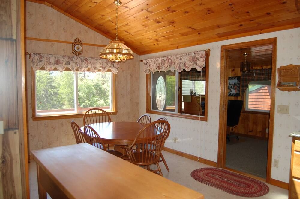 Harmony Hill Bungalow at Bretton Woods w/ private backyard & jacuzzi - كارول (نيو هامبشير) - غرفة طعام