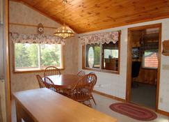 Harmony Hill Bungalow at Bretton Woods w/ private backyard & jacuzzi - Carroll - Spisestue