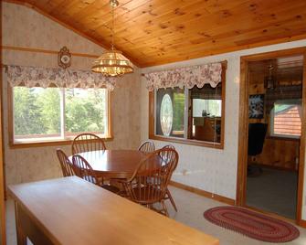 Harmony Hill Bungalow at Bretton Woods w/ private backyard & jacuzzi - كارول (نيو هامبشير) - غرفة طعام