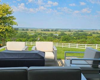 Family-Friendly Nebraska Estate with Scenic Pool, Gym, Theater & Fire Pit Fun - Oakland - Balcony