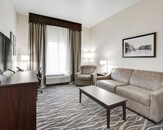 Cobblestone Hotel & Suites - Rhinelander - Rhinelander - Living room
