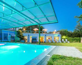 بست ويسترن بلس أوستسيهوتل والدشلويستشين - بريرو - حوض السباحة