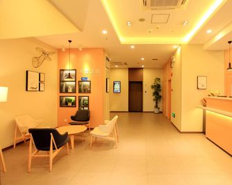 Hanting Hotel Kunming Railway Station - Kunming - Front desk
