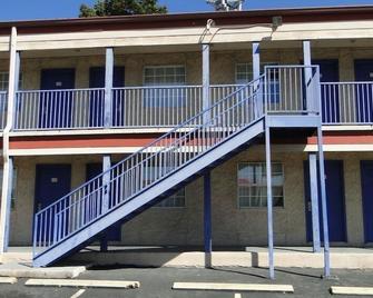Deluxe Inn Austin - Austin - Byggnad