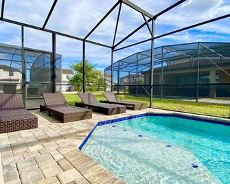 Charming 3BR Retreat w/ Pool, Resort Perks & Easy Access to Orlando Attractions - Haines City