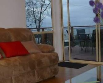 Somers Holiday Accommodation With Stunning Balcony Seaviews And Private Garden - Balnarring - Sala de estar