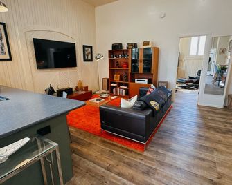 The Power Plant near historic Main St, Train Depot and Ark. River. Pet friendly! - Cañon City - Sala de estar