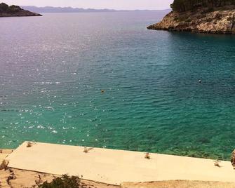Stone Villa with Jacuzzi & Private Beach Island Brac Croatia - Milna (Brač) - Außenansicht