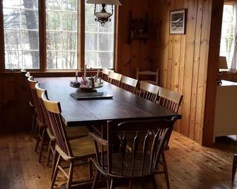 Cabin by the Woods - Next to Whiteface Hollow Wedding Venue - Tamworth - Dining room