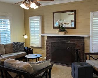 Downtown Old Encinitas beach house. Next to beaches, restaurants and shops. - Encinitas - Sala de estar