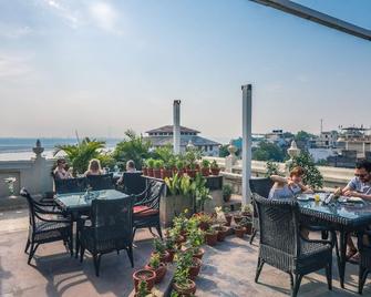 Palace On Ganges - Heritage Hotel - Varanasi - Ban công