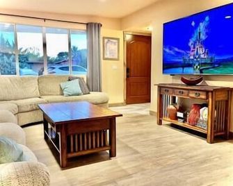 Casa Encanto Family Friendly w/Private Pool, 72' TV, Arcade - Sahuarita - Living room