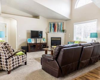 Ready In Meridian.. Relo Specialists, Golf Course Community - Meridian - Living room
